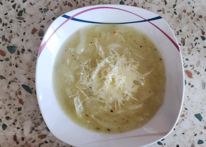 Rychlá cibulačka se sýrem