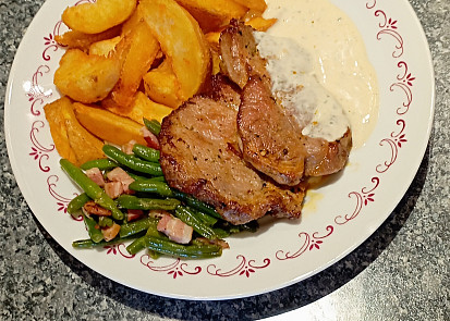 Kotlety s česnekovo-nivovou omáčkou