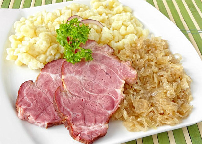 Pečené uzené se zelím a haluškami