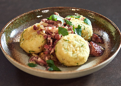 Bramborové knedlíky plněné uzeným s kysaným zelím podle Honzy Punčocháře