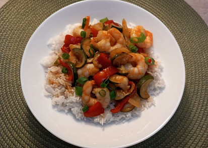 Krevety v omáčce s paprikami a cuketou