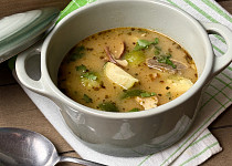 Bramborová polévka s růžičkovou kapustou a lesními houbami