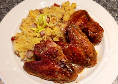 Pečená křídla a šťouchačky se slaninou