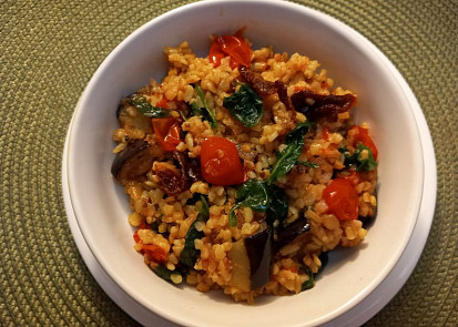 Bulgur s lilkem, špenátem a rajčaty