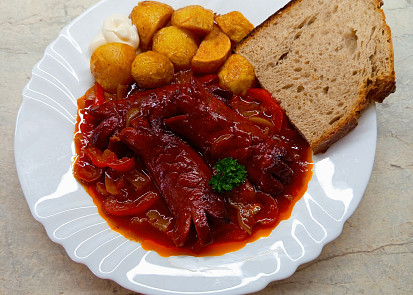 Špekáčky na černém pivu se zeleninou