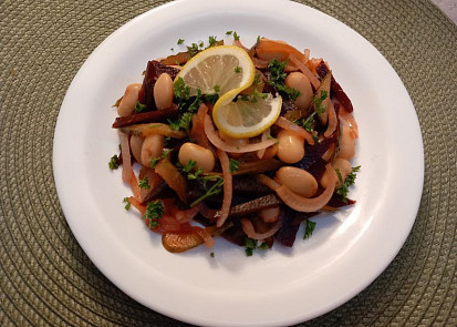 Salát z červené řepy, okurek, fazolí a cibule