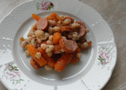 Fazolový salát s mrkví a párkem