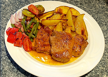 Kotleta s pečeným bramborem na rozmarýnu