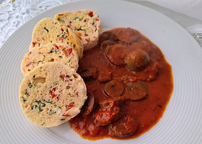 Krůtí srdíčka na ajvaru a lučinový knedlík (nízkosacharidová strava pro diabetiky)