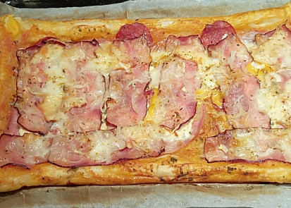 Pizza z listového těsta s plněným okrajem