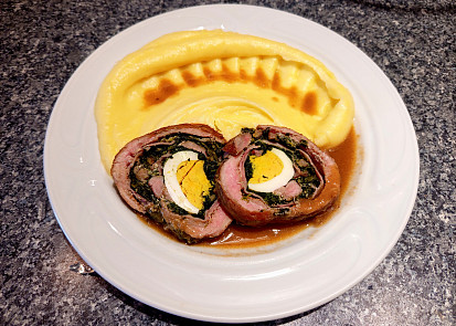 Roláda plněná slaninou, špenátem a vejcem