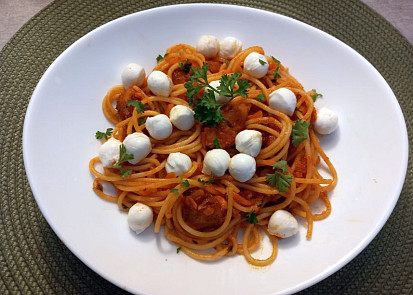 Špagety s kuřecím masem a mrkví v rajčatové omáčce