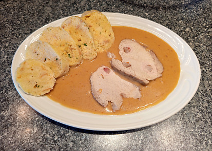 Vepřová pečeně na zelenině se zakysanou smetanou