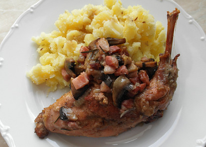 Králík na víně se žampiony