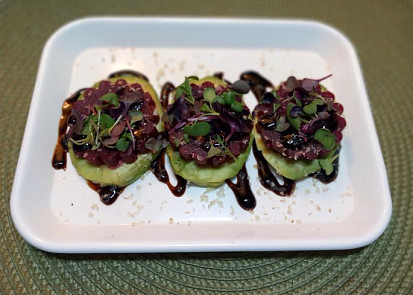 Avokádo s červenou řepou a fíkovým balsamico krémem