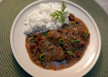 Hovězí plátky na sušených rajčatech a zeleném pepři