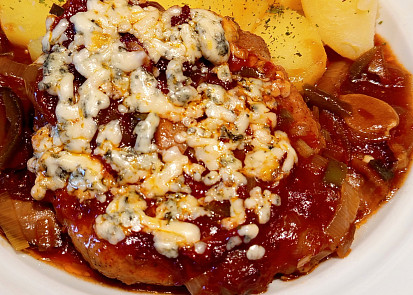 Krkovice na černém pivu se zeleninou a nivovou přikrývkou