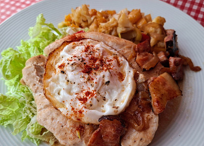 Kuřecí prsa, pečená zelenina a vejce (vhodné pro diabetiky)