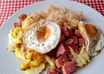 Pečená uzená krkovice s květákem a salátem z kysaného zelí