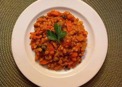 Ragú z červené čočky a zeleniny