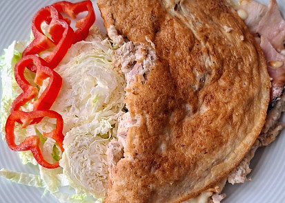 Vaječná omeleta s tuňákem, sýrem a slaninou