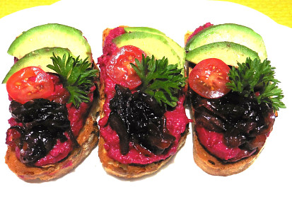 Chlebíčky s řepným hummusem