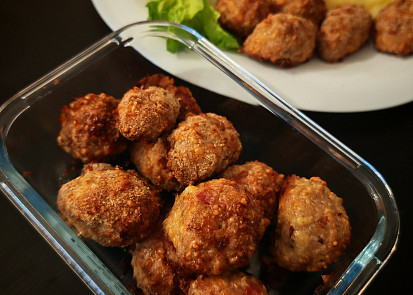 Kuřecí karbanátky se sýrem a slaninou