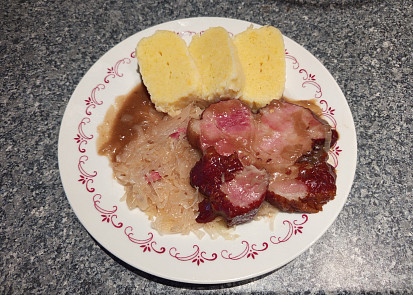 Pečená uzená krkovice s bramborovým knedlíkem a kysaným zelí