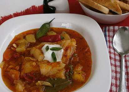 Červená rybí polévka