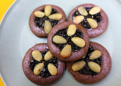 Linecké perníkové koláčky s povidly a mandlemi