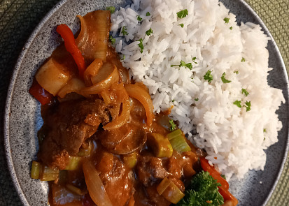 Marinovaná kuřecí játra v omáčce se zeleninou