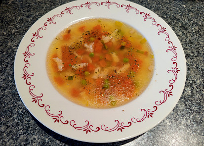 Rychlá polévka s mrkví, hráškem a strouháním