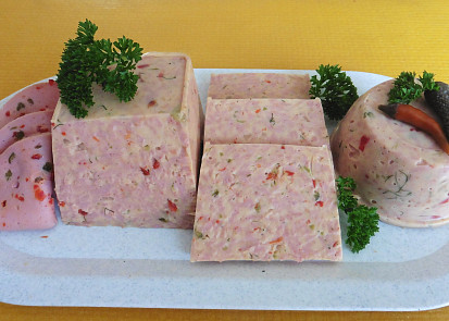 Uherské řezy z Jičínského salámu Pikant