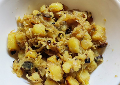 Brambory na cibulce se zelím