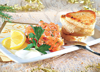 Lososový tatarák s citronovými toasty