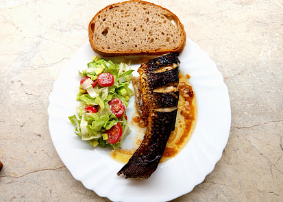 Pstruh se salátem po bořecku