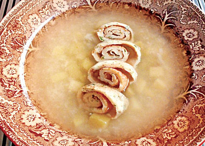 Česnečka s roládkami