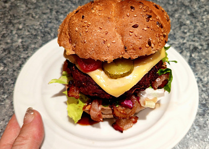 Poctivý vepřový burger v domácí housce