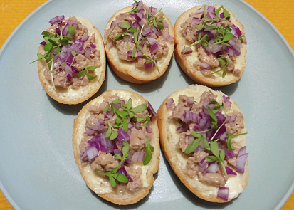 Jednohubky s tresčími játry, červenou cibulí a řeřichou