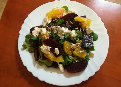 Salát s řepou, pomerančem a medovým kozím sýrem