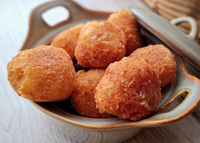 Smažené sýrové koule s kari a česnekem