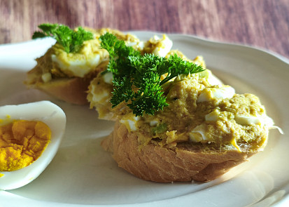 Tuňáková pomazánka s avokádem a vejcem