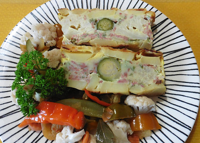 Zapečené brambory s růžičkovou kapustou a květákem