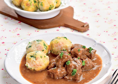 Hovězí kostky na zázvoru s petrželovým knedlíkem