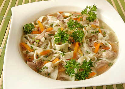 Kuřecí polévka s bylinkovými nudlemi