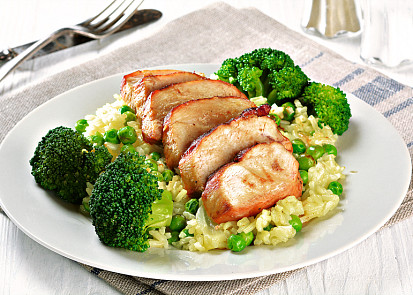 Kuřecí prsa s blanšírovanou brokolicí a hráškovou rýží