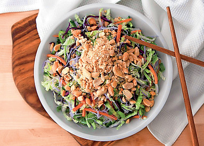 Salát z pekingského zelí s rýžovými nudlemi