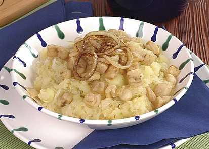 Staročeská lepenice ze zelí, brambor a škvarků