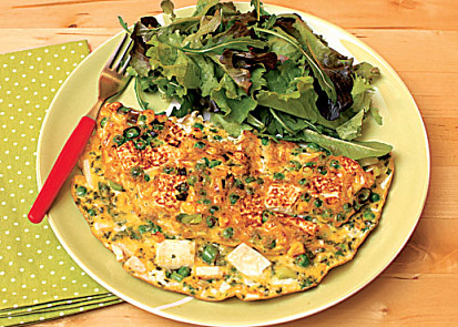 Vaječná omeleta s tofu, hráškem a kukuřicí