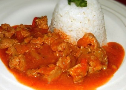 Pikantní kuřecí maso s omáčkou